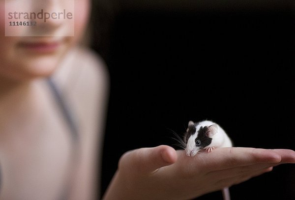 Nahaufnahme eines Mädchens mit einer Ratte als Haustier