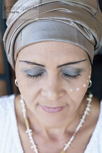 Gemischtrassige Frau mit Turban