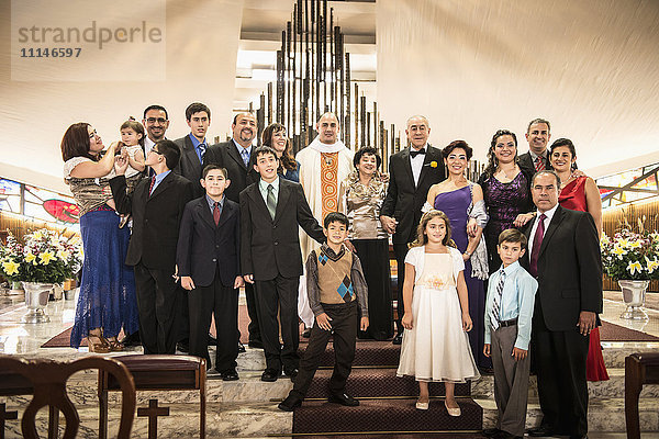 Familie posiert bei der Hochzeit in der Kirche