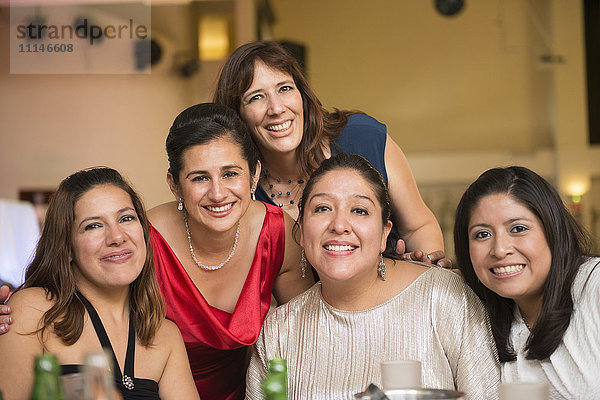 Lächelnde hispanische Familie beim Hochzeitsempfang