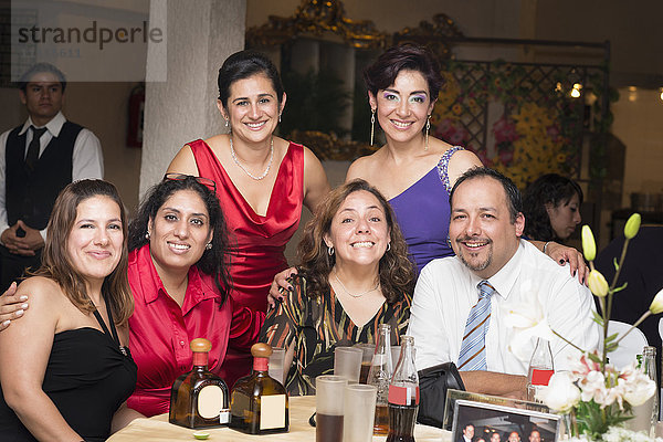 Lächelnde hispanische Familie beim Hochzeitsempfang