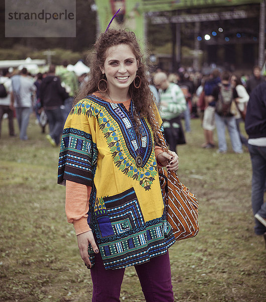 Frau mit dekorativem Poncho auf einem Festival