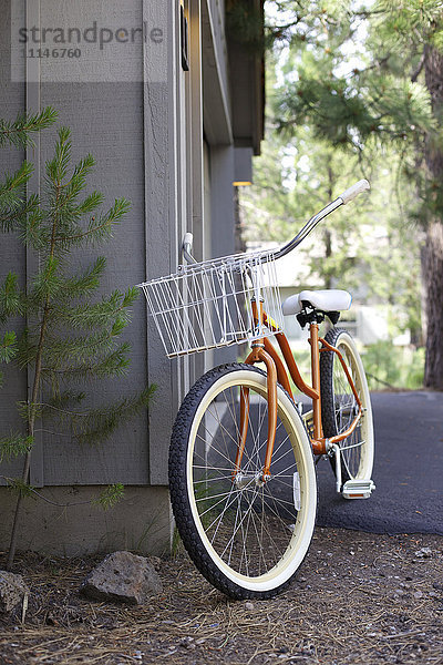 Fahrrad lehnt an Hausecke
