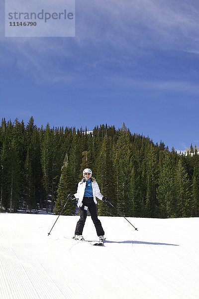 Frau beim Skifahren auf verschneiter Piste