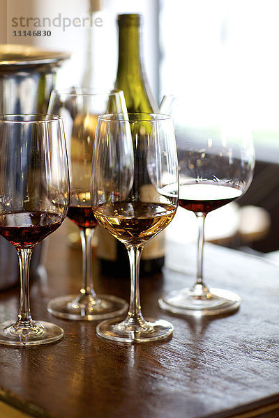 Gläser mit Rot- und Weißwein auf dem Tisch