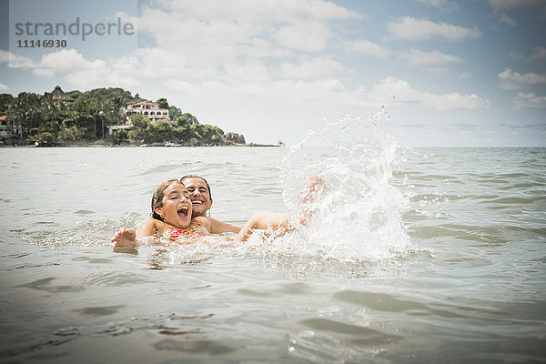 Vater und Tochter spielen im See