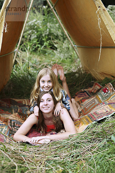 Schwestern liegen im Campingzelt
