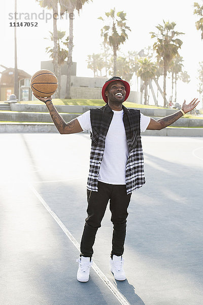 Afroamerikanischer Mann steht auf einem Basketballplatz