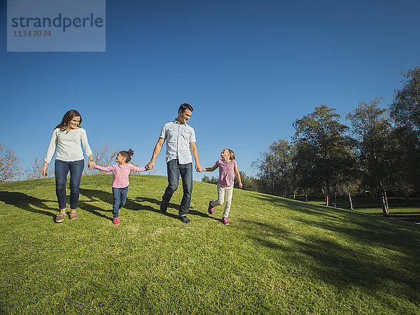 Familie geht gemeinsam im Park spazieren