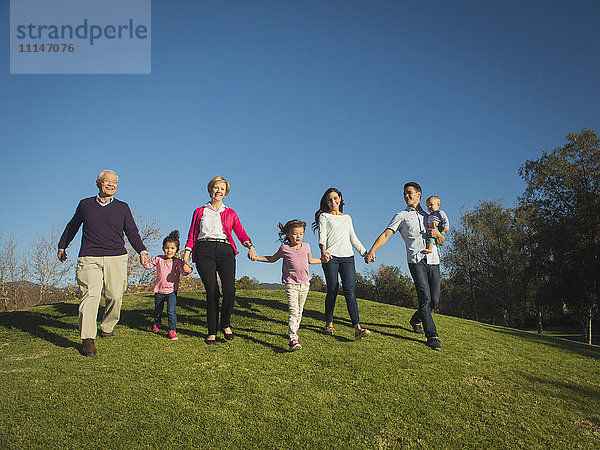 Familie geht gemeinsam im Park spazieren