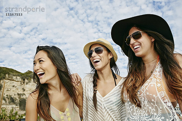 Gemeinsam lächelnde Frauen am Strand