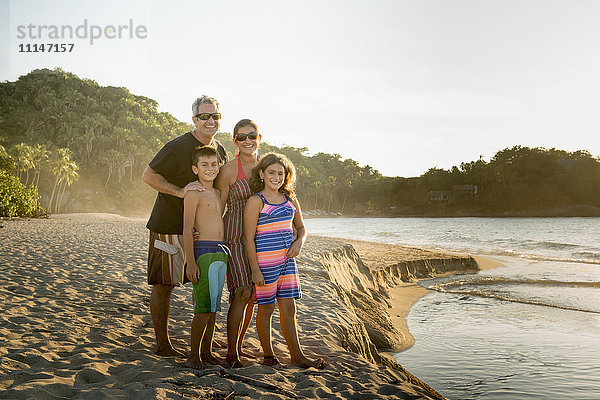 Zusammenstehende Familie am Strand