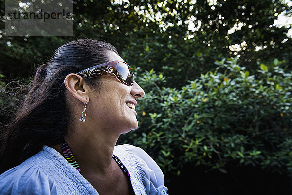 Hispanische Frau lächelt im Freien