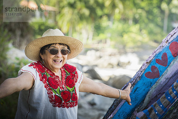 Hispanische Frau lächelnd am Strand