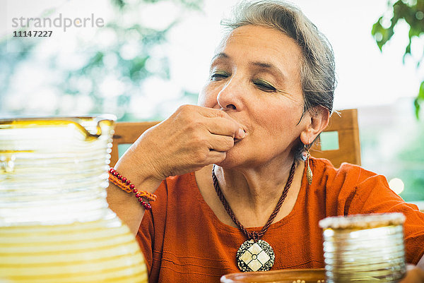 Hispanische Frau beim Essen im Restaurant