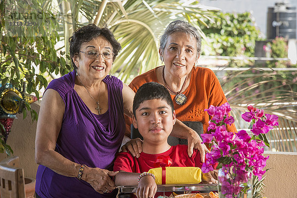 Gemeinsam lächelnde hispanische Familie