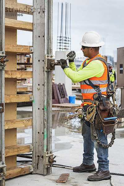 Hispanischer Arbeiter auf einer Baustelle