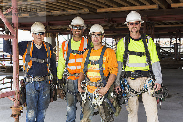 Lächelnde Arbeiter auf der Baustelle