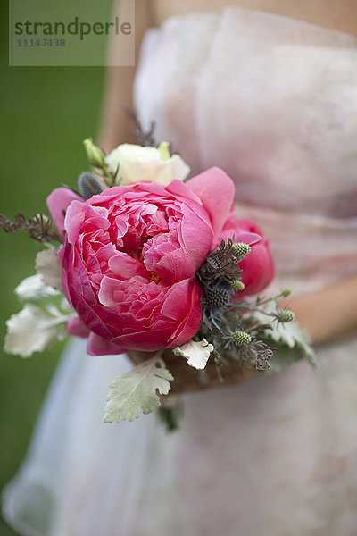 Nahaufnahme der Braut mit Blumenstrauß
