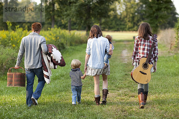 Familie beim Spaziergang in einem ländlichen Gebiet