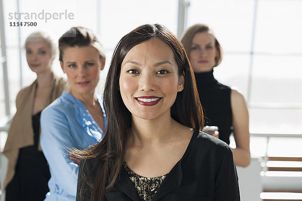 Geschäftsfrauen lächeln im Büro