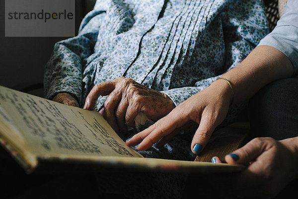 Großmutter und Enkelin lesen ein Buch