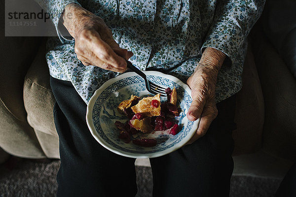 Nahaufnahme einer älteren gemischtrassigen Frau beim Essen
