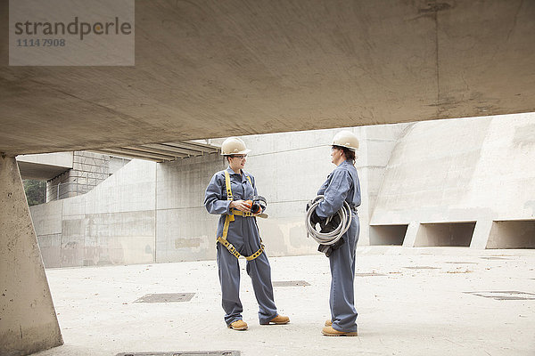 Arbeiter unterhalten sich auf der Baustelle