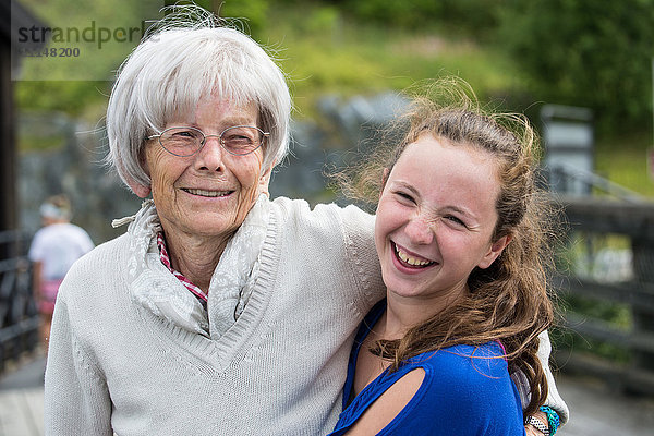 Großmutter und Enkelin umarmen sich im Park
