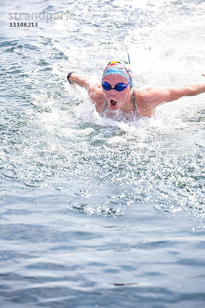 Kaukasischer Schwimmer  der im See nach Luft ringt