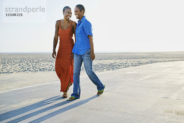 Ältere schwarze Frauen gehen am Strand spazieren