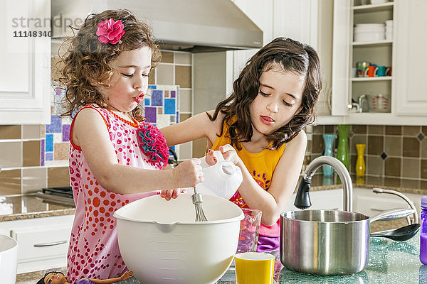 Schwestern backen in der Küche