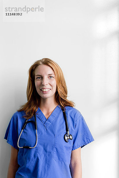 Lächelnde Krankenschwester mit Stethoskop