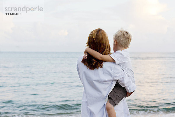 Mutter und Sohn bewundern das Meer