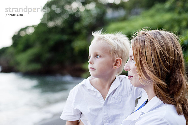 Arzt und Sohn bewundern das Meer