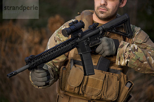 Soldat zielt während der Ausbildung auf eine automatische Waffe