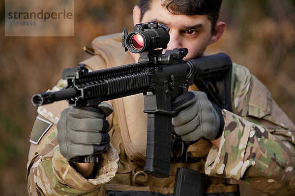 Soldat zielt während der Ausbildung auf eine automatische Waffe