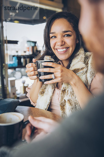 Freunde trinken Kaffee im Cafe