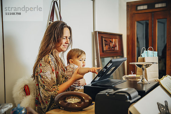 Kaukasischer Unternehmer und Sohn spielen mit Register