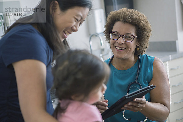 Arzt verwendet digitales Tablet bei Patienten