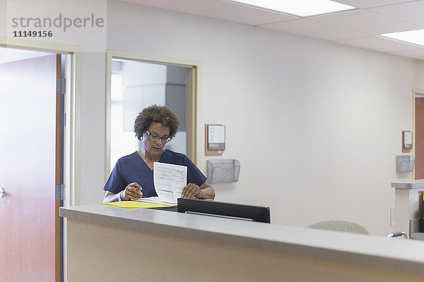 Afroamerikanische Krankenschwester schreibt im Krankenhaus