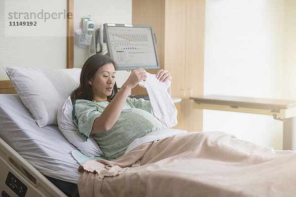 Schwangere Chinesin im Krankenhausbett
