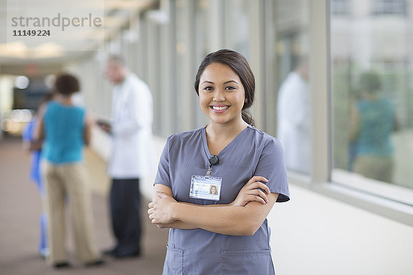 Krankenschwester lächelnd auf dem Flur
