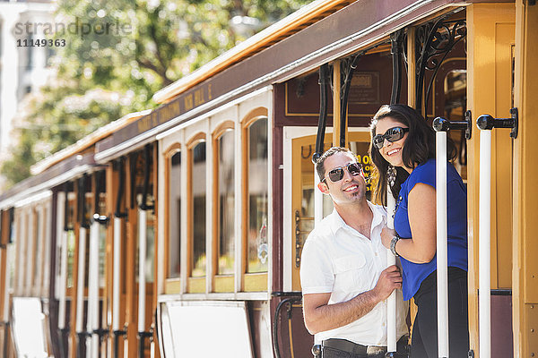 Hispanisches Paar fährt Seilbahn