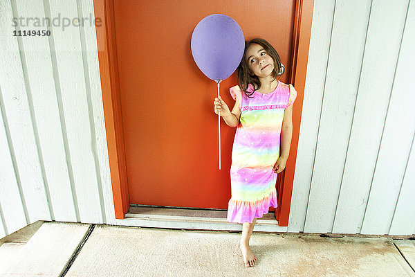 Kaukasisches Mädchen hält Luftballon