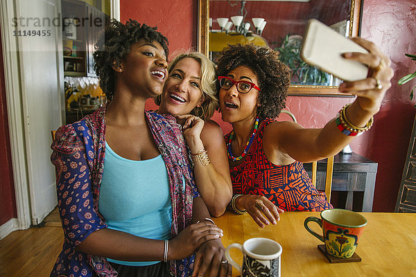 Lächelnde Frauen nehmen Selfie