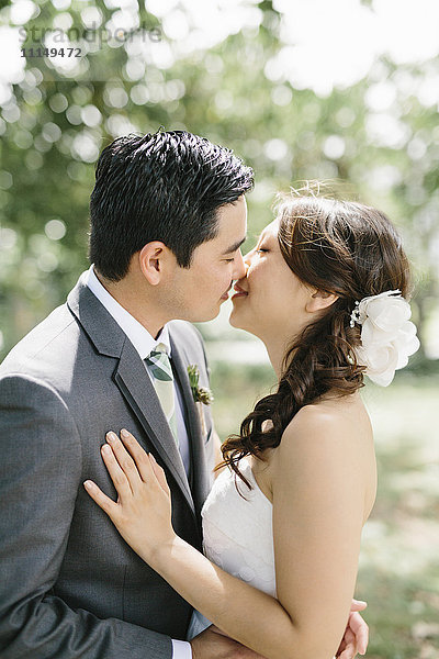 Küssende Braut und Bräutigam