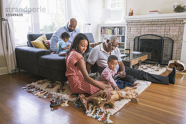 Afroamerikanische Familie entspannt sich im Wohnzimmer
