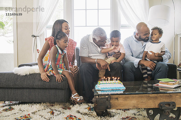 Afroamerikanische Familie feiert Geburtstag