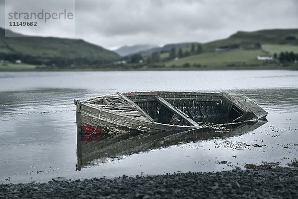 Baufälliges Boot in einem ländlichen See